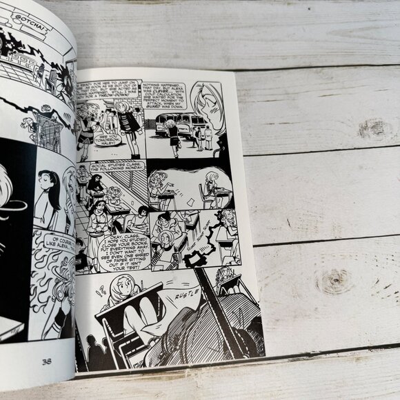 Queen Bee by Chynna Clugston Graphic Novel Scholastic Graphix 2005 PB - Picture 6 of 9